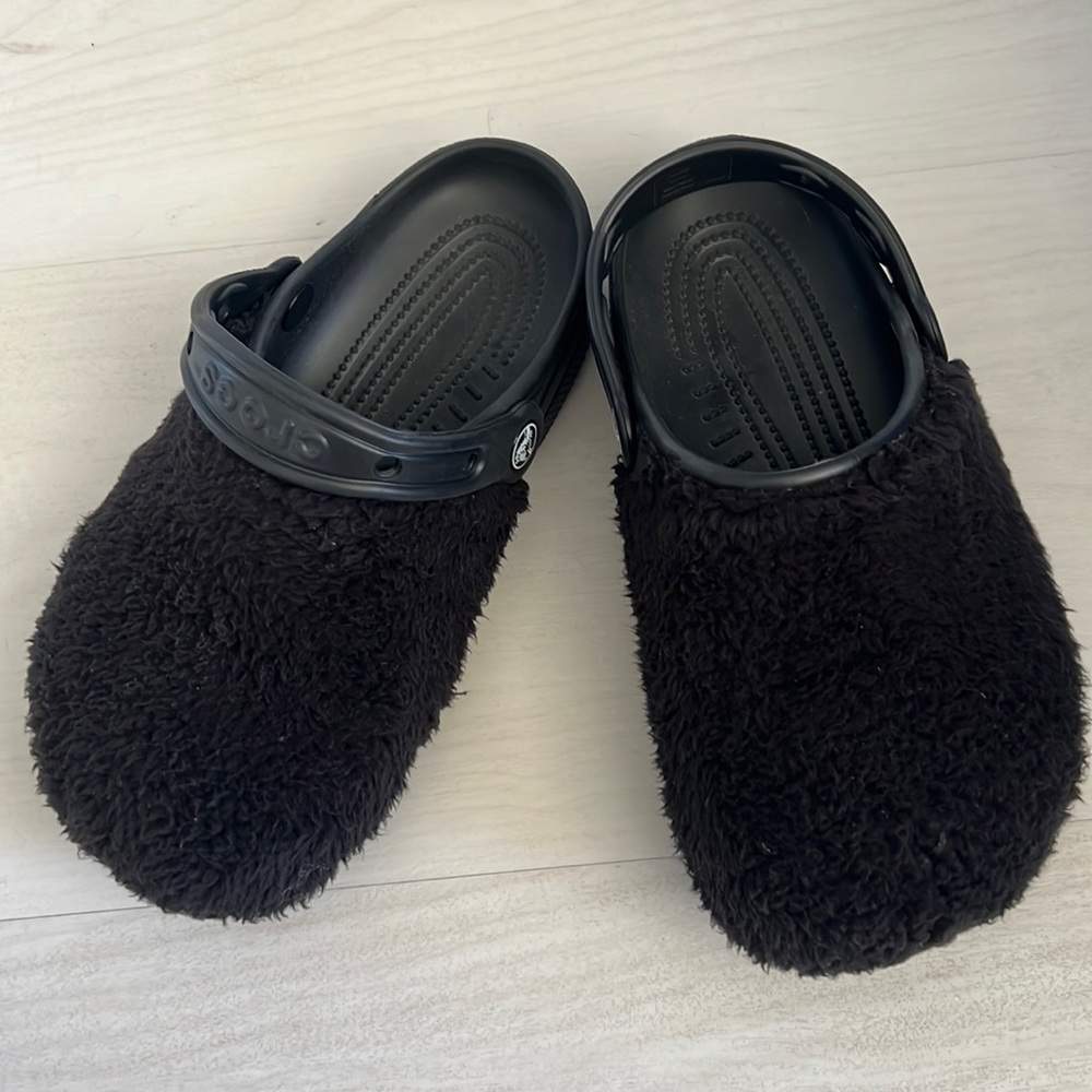 Black fur crocs. Woman’s size US 6 /EU 36